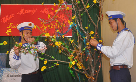 trang trí cành đào...