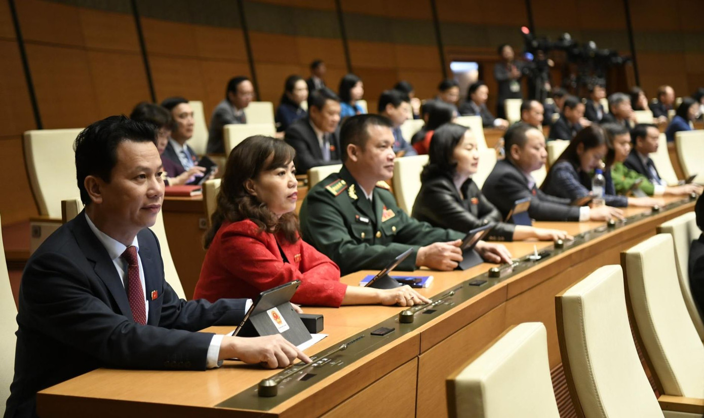 Quốc hội biểu quyết thông qua các nội dung tại phiên bế mạc. Ảnh: Như Ý