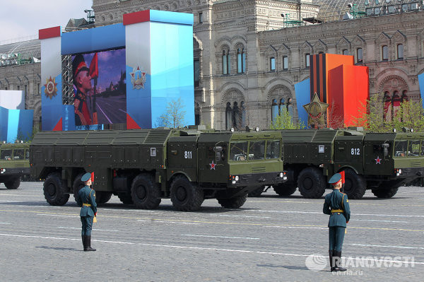 Hệ thống tên lửa đạn đạo chiến thuật di động 9K720 Iskander (NATO định danh là SS-26 Stone) chính thức biên chế cho quân đội Nga vào năm 2006. Iskander có tầm hoạt động tối đa là 400 km, độ chính xác cao. Nó có thể mang đầu đạn hạt nhân hoặc đầu đạn thường