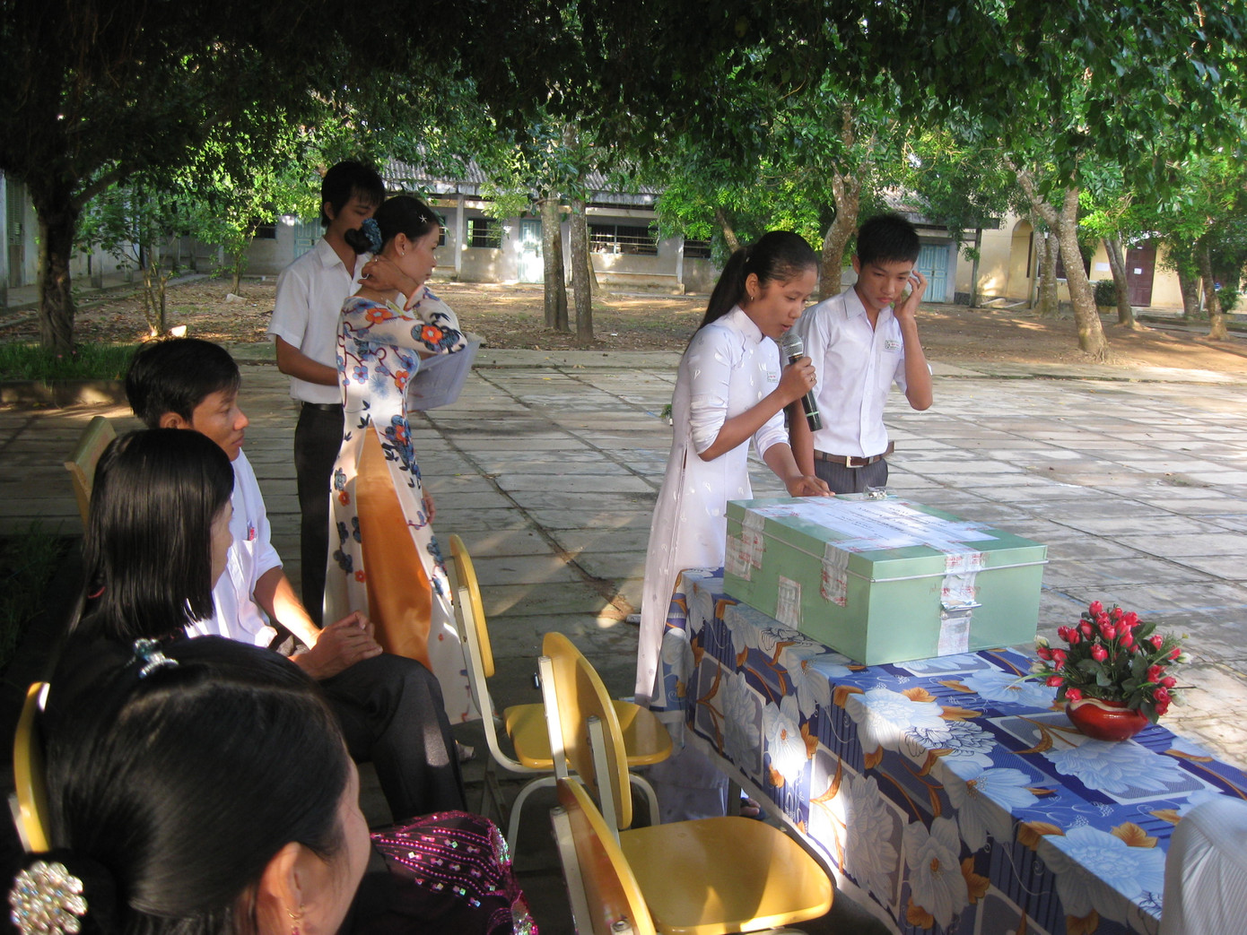 Thí sinh kiểm tra hộp đừng đề thi tại Sóc Trăng. Ảnh: Xuân Lương