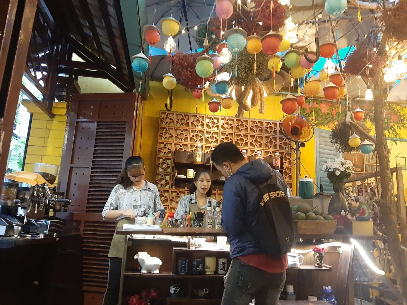 Nghỉ Tết sớm, sinh viên tranh thủ kiếm việc làm thêm ảnh 1