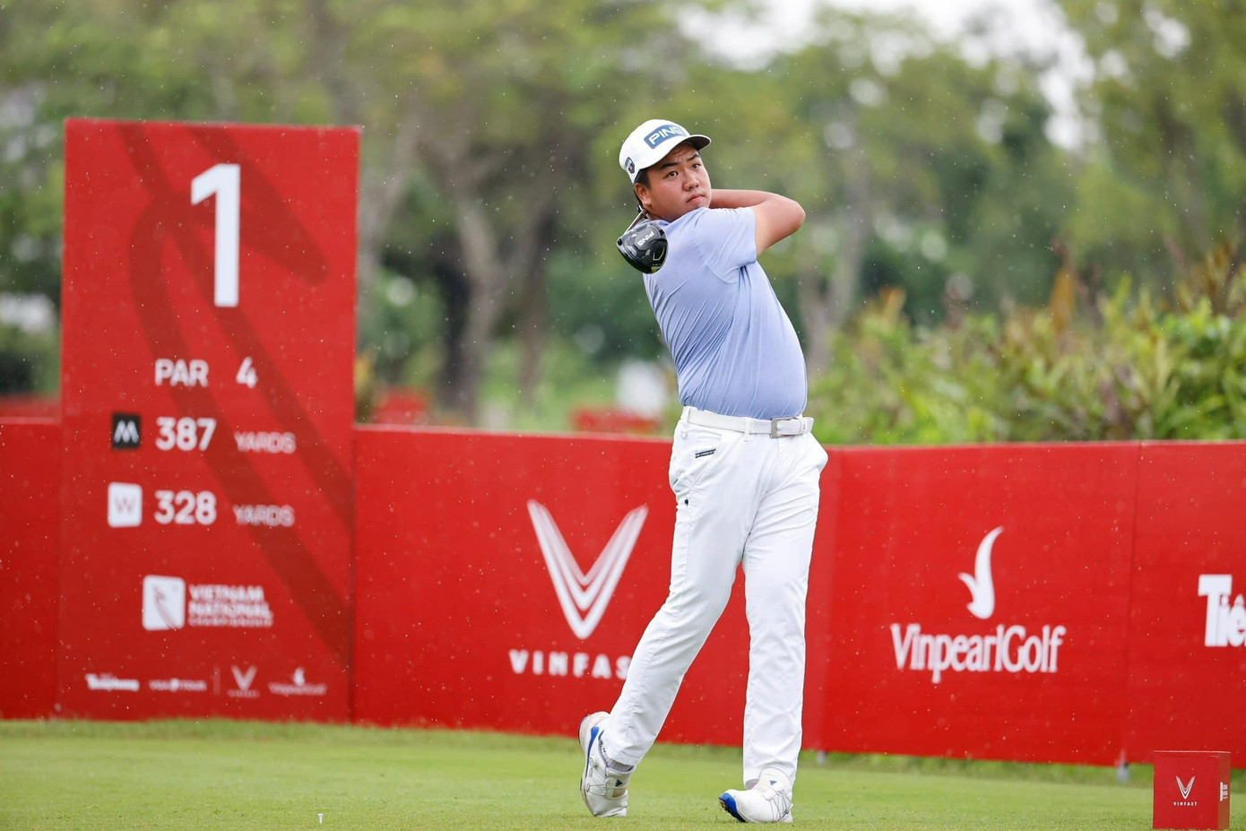 Khoác áo đội tuyển golf Quốc gia là niềm tự hào và vinh dự lớn đối với Đặng Minh. Khoác áo đội tuyển golf Quốc gia là niềm tự hào và vinh dự lớn đối với Đặng Minh.