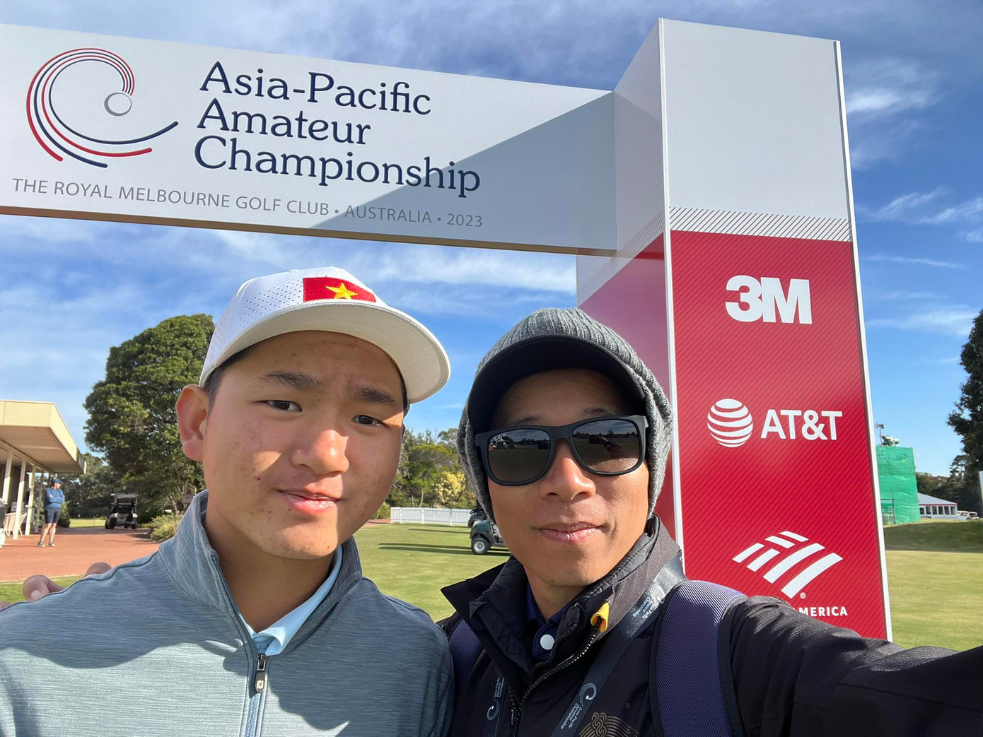 Trưởng đoàn Bạch Cường Khang (phải) và VĐV Nguyễn Anh Minh