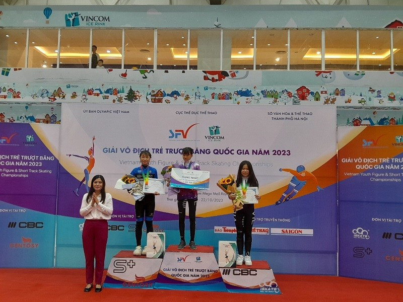 BTC trao huy chương cho các VĐV đạt thành tích cao ở nội dung trượt băng tốc độ chiều 22/10