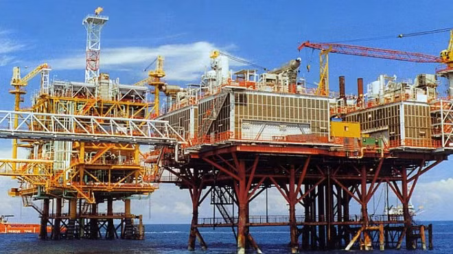 Giàn trung tâm mỏ Bạch Hổ của Vietsovpetro trên biển Đông - Ảnh: Đ.H.