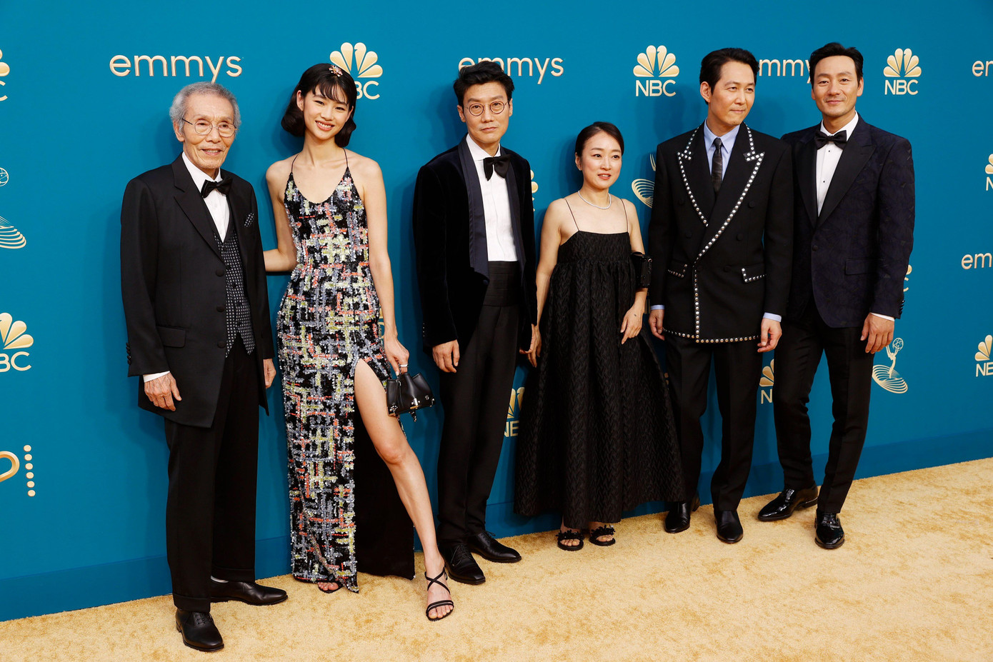 Đoàn phim "Squid Game" (từ trái qua phải): Oh Young Soo, Jung Ho Yeon, đạo diễn Hwang Dong Hyuk, nhà sản xuất Kim Ji Yeon, Lee Jung Jae và Park Hae Soo. Đoàn phim "Squid Game" (từ trái qua phải): Oh Young Soo, Jung Ho Yeon, đạo diễn Hwang Dong Hyuk, nhà sản xuất Kim Ji Yeon, Lee Jung Jae và Park Hae Soo.