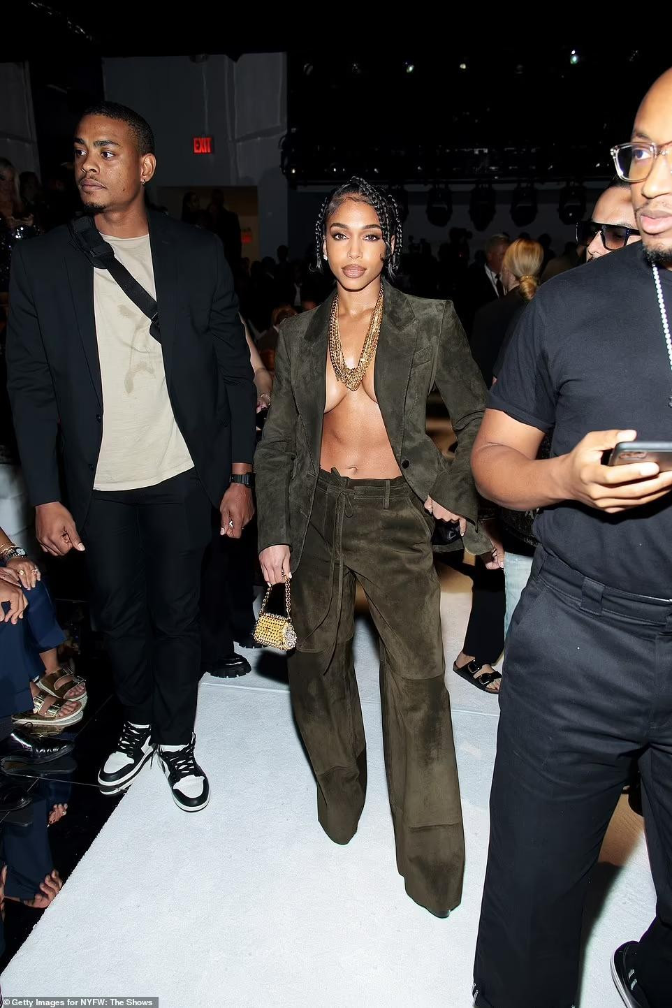Người mẫu Lori Harvey, con gái của MC, danh hài Steve Harvey, diện mốt ngực trần táo bạo.