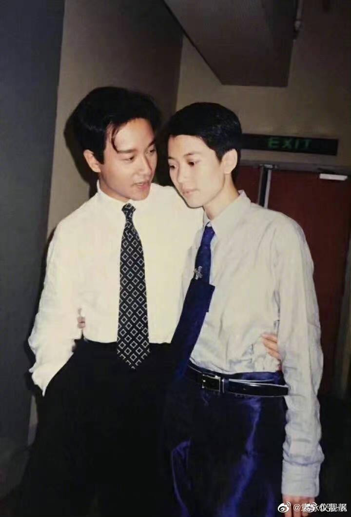 Hoa hậu Hong Kong Viên Vịnh Nghi chia sẻ bức ảnh cô và đàn anh vừa ôm nhau vừa trò chuyện thân thiết. “Ca ca, chúc mừng sinh nhật”, nữ diễn viên viết. Hoa hậu Hong Kong Viên Vịnh Nghi chia sẻ bức ảnh cô và đàn anh vừa ôm nhau vừa trò chuyện thân thiết. “Ca ca, chúc mừng sinh nhật”, nữ diễn viên viết.