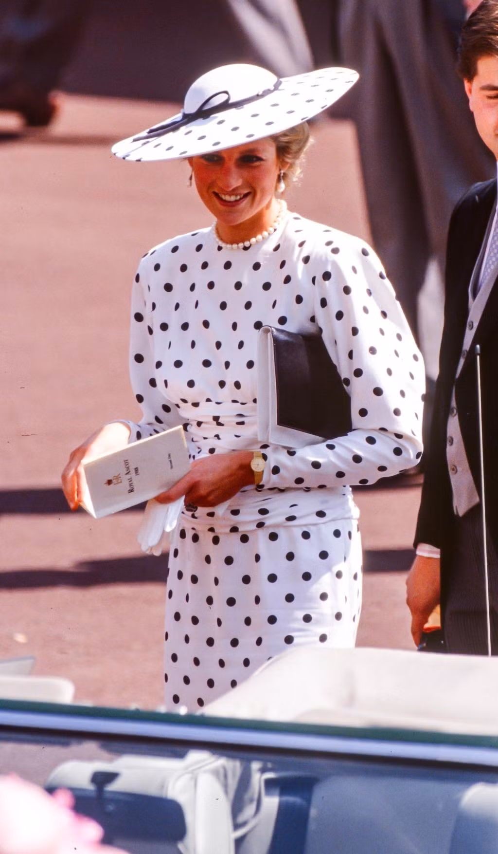Tại lễ hội đua ngựa Royal Ascot năm 1988, Công nương Diana mặc váy trắng chấm bi đen và đội mũ rộng vành "ton-sur-ton".