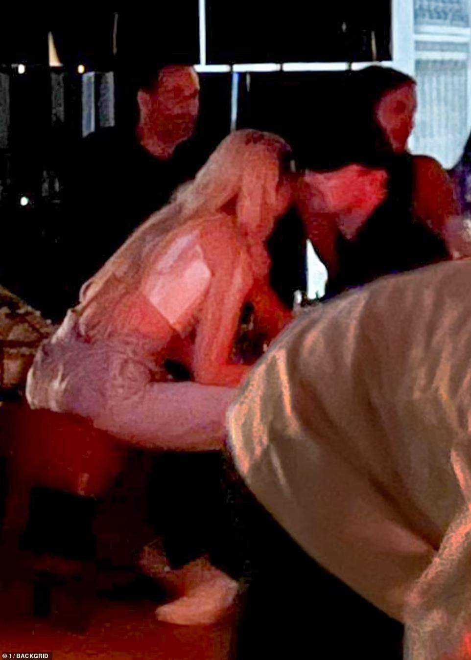 Leonardo DiCaprio và Gigi Hadid ghé vào sát nhau trò chuyện thân mật. Ảnh: Daily Mail Leonardo DiCaprio và Gigi Hadid ghé vào sát nhau trò chuyện thân mật. Ảnh: Daily Mail