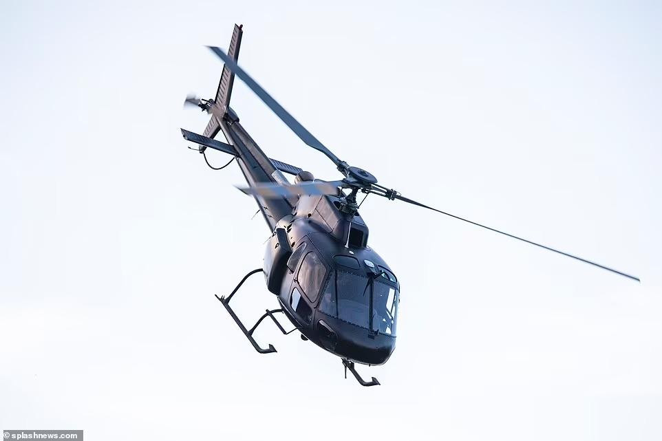 Chiếc trực thăng chở Tom Cruise. Dù đã bước sang tuổi 60, siêu sao Hollywood khẳng định không có ý định nhờ cậy đến diễn viên đóng thế trong những cảnh hành động mạo hiểm. Ảnh: Splashnews.