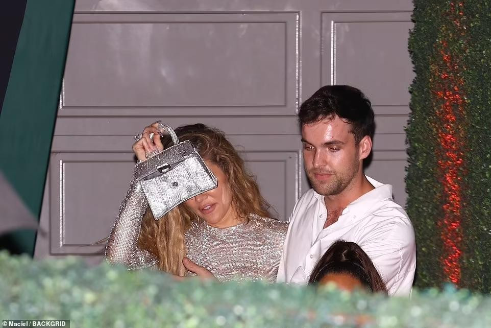 Đáng nói hơn, Khloe che chắn khuôn mặt rất kỹ, chỉ để lộ miếng dán bất thường trên má.