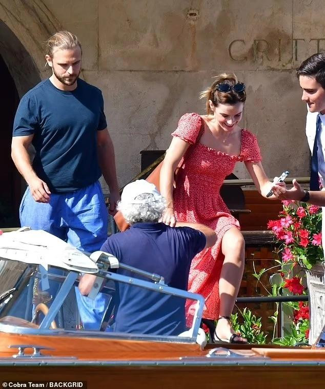 Emma Watson và Brandon Green đi nghỉ ở Venice. Ảnh: Backgrid. Emma Watson và Brandon Green đi nghỉ ở Venice. Ảnh: Backgrid.