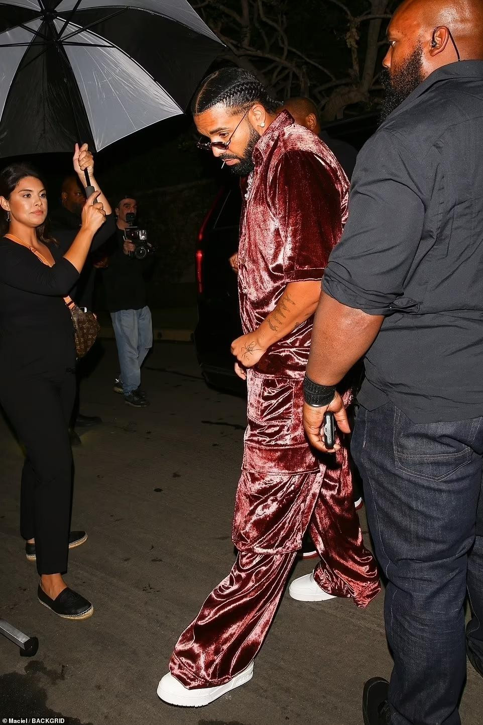 Drake nổi bật không kém các sao nữ với &quot;cây nhung&quot; đỏ và kiểu tóc tết.