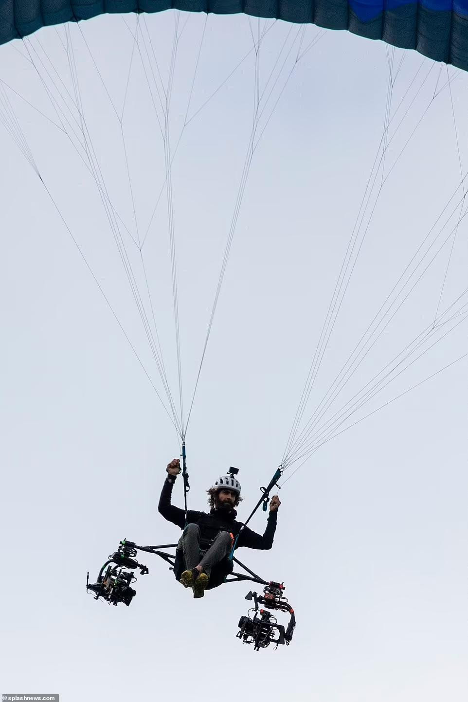 Một người đàn ông nhảy dù cùng Tom, mang theo hai chiếc máy quay, để đảm bảo ghi lại được những cảnh quay chân thực và sắc nét nhất. Ảnh: Splashnews.