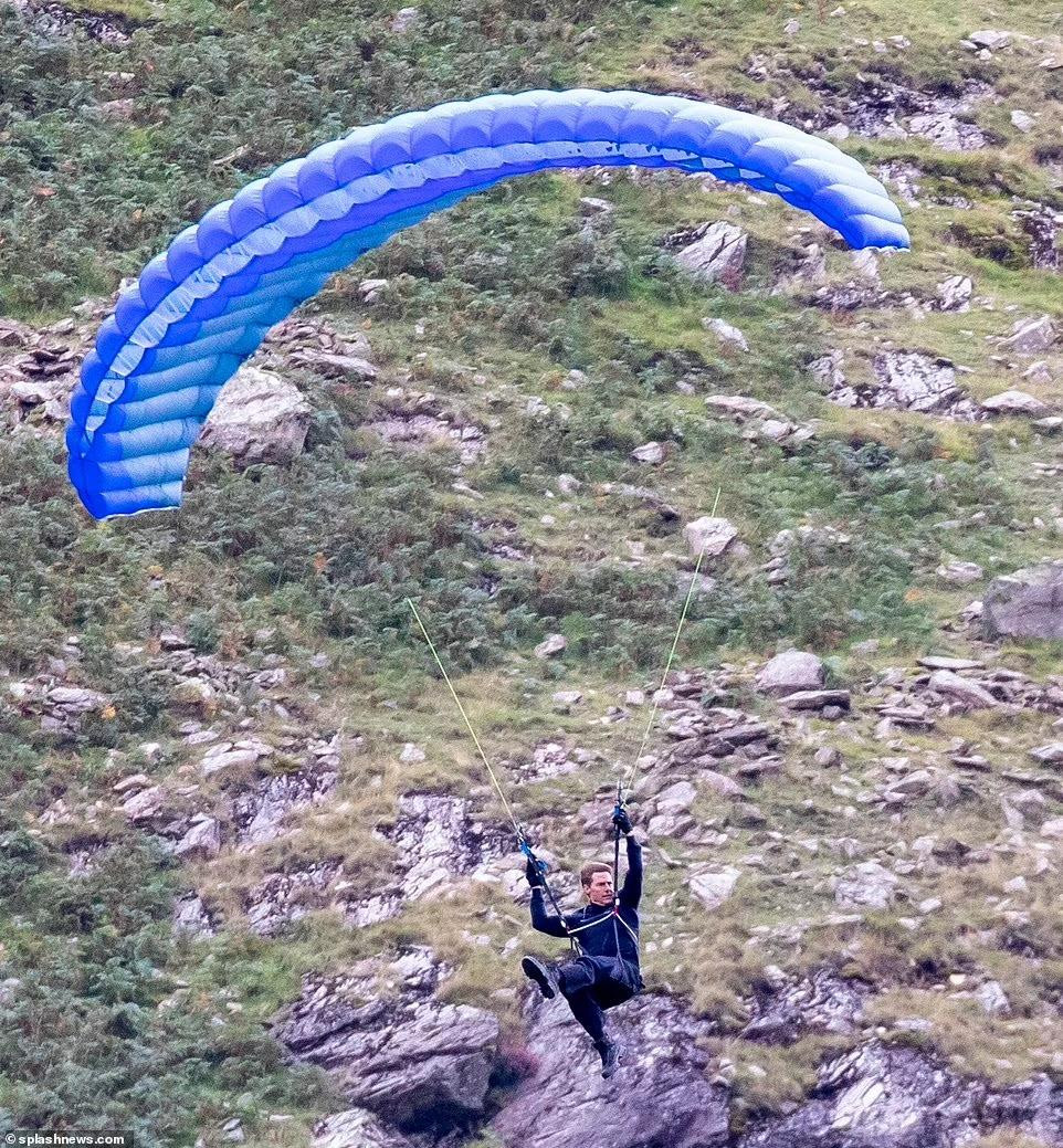 Tom Cruise đang quay phần 8 của Mission: Impossible. Gần đây, đoàn phim đã xin được giấy phép quay phim trong tu viện Westminster ở London (Anh). Theo The Sun, đây là bất ngờ lớn vì từ trước đến nay tu viện thường không thoải mái với các yêu cầu quay phim. Ảnh: Splashnews.