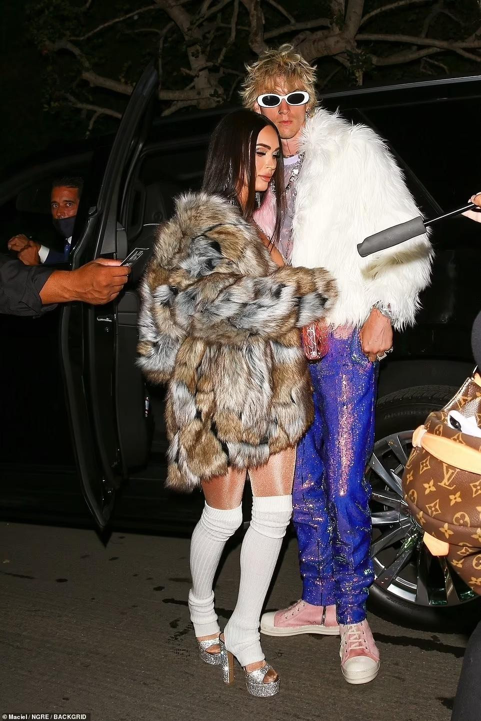 Megan Fox và vị hôn phu Machine Gun Kelly là hai trong số khách mời hạng A đến biệt thự của Beyonce dự sinh nhật. Như thường lệ, cặp đôi &quot;chị - em&quot; nổi bật với phong cách thời trang độc đáo.