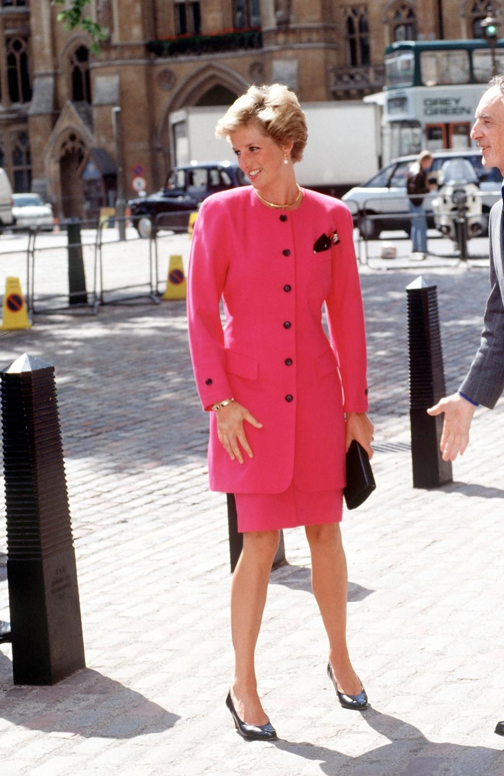 Công nương Diana mặc một bộ đồ màu hồng nổi bật với hàng cúc màu đen trong chuyến thăm Westminster.