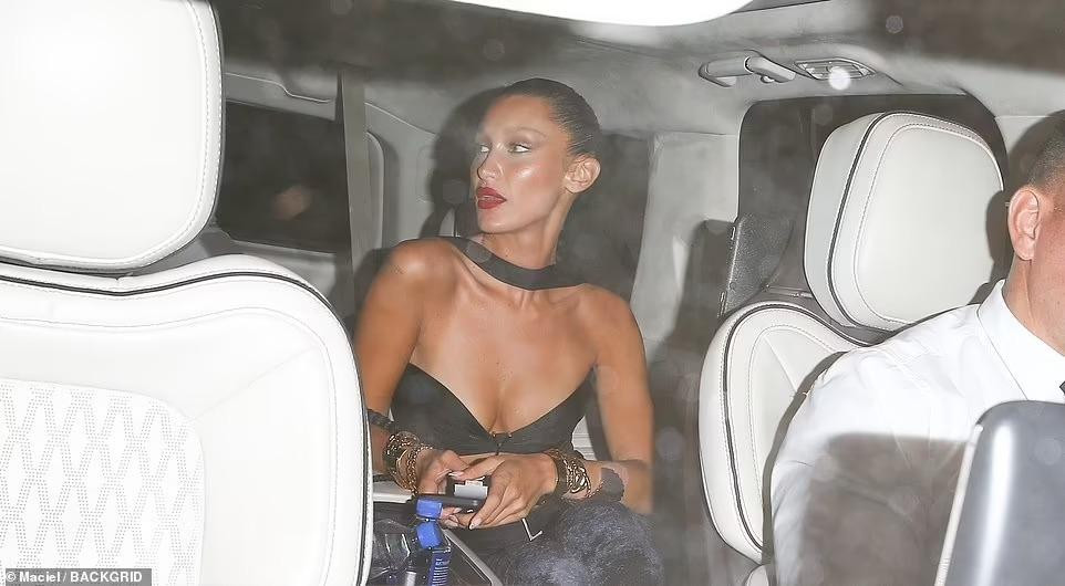 Bella Hadid khoe vòng một sexy với bộ đồ đen liền thân cắt cúp táo bạo.