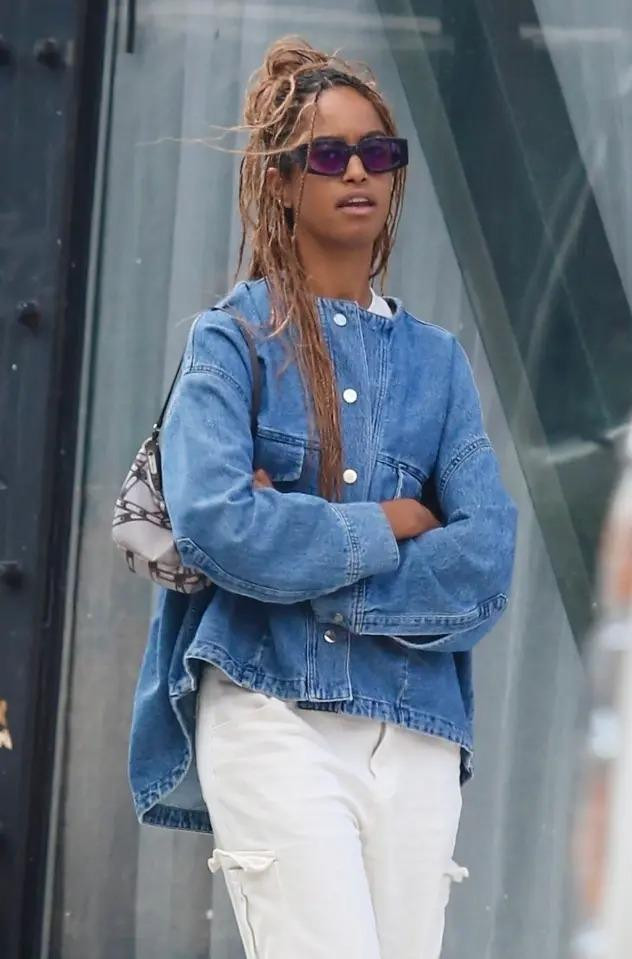 Malia cá tính với kiểu tóc tết đặc trưng của người Mỹ gốc Phi. Malia cá tính với kiểu tóc tết đặc trưng của người Mỹ gốc Phi.