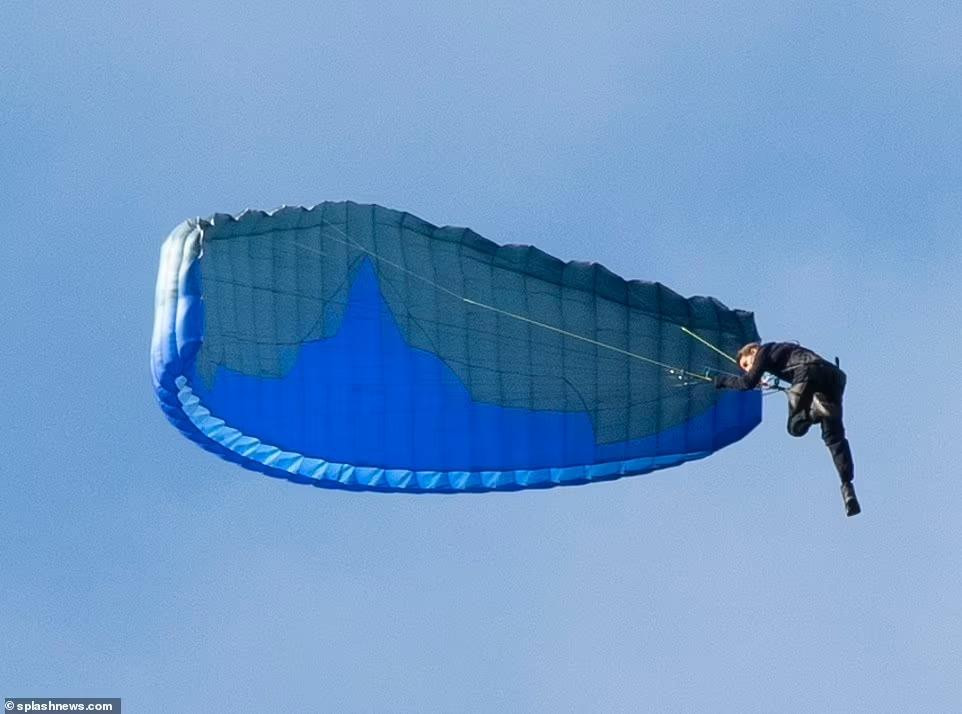 Nổi tiếng với việc tự mình thực hiện những cảnh hành động nguy hiểm, tài tử sinh năm 1962 tiếp tục thách thức giới hạn của chính mình với màn nhảy dù từ trực thăng. Ảnh: Splashnews.