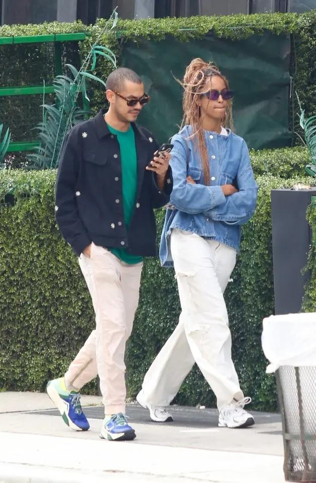 Malia và bạn trai tin đồn không có cử chỉ đụng chạm da thịt nào. Ảnh: BACKGRID Malia và bạn trai tin đồn không có cử chỉ đụng chạm da thịt nào. Ảnh: BACKGRID