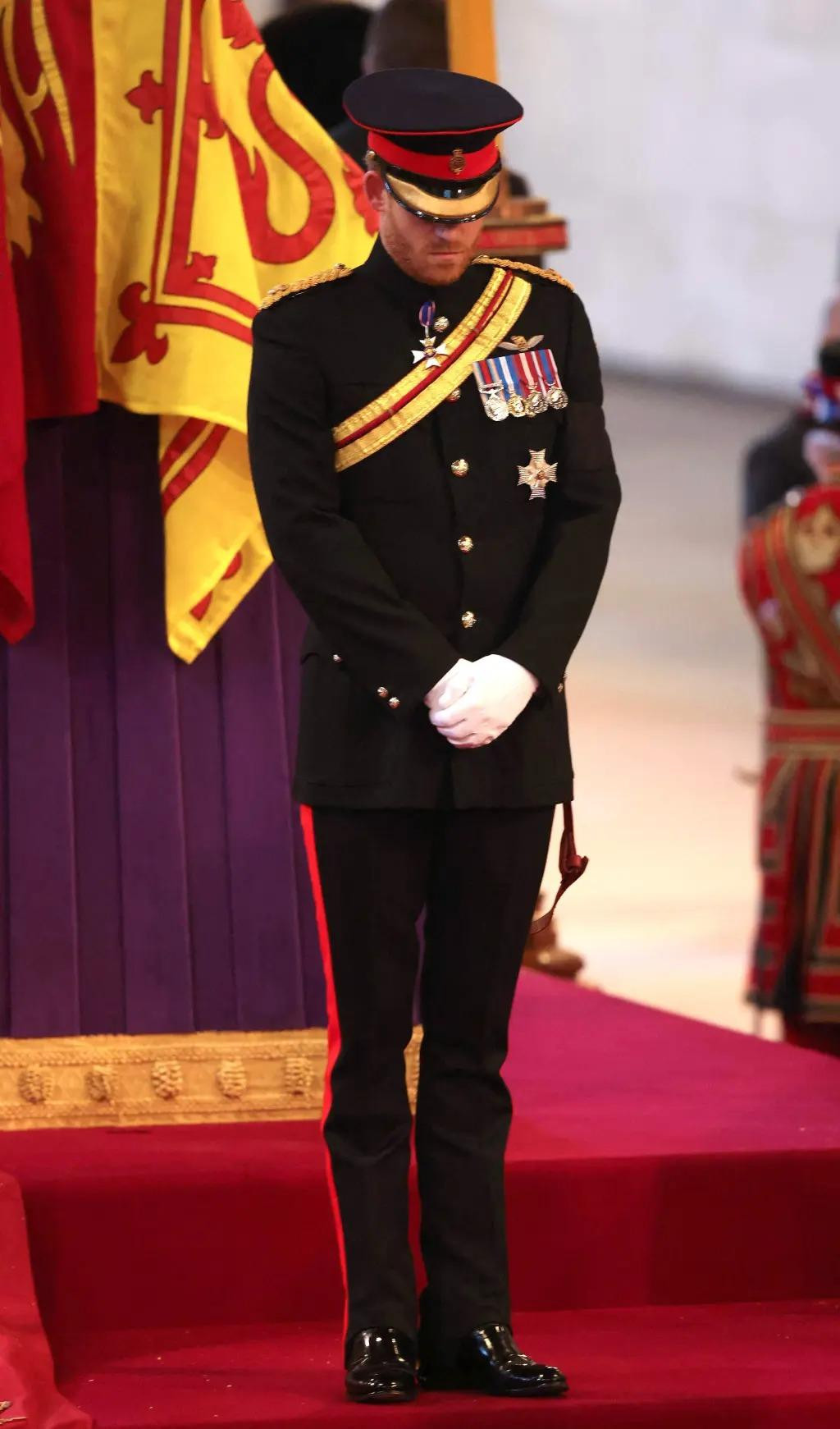 Hoàng tử Harry mặc quân phục đứng canh linh cữu Nữ hoàng Elizabeth II. Ảnh: Getty Images.
