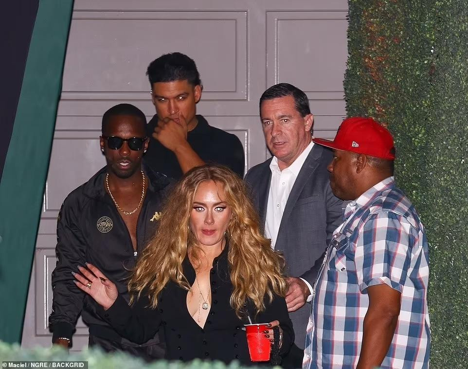 Adele ghé qua bữa tiệc của Beyonce với vị hôn phu tin đồn, người sáng lập Tập đoàn thể thao Klutch Rich Paul (đeo kính).