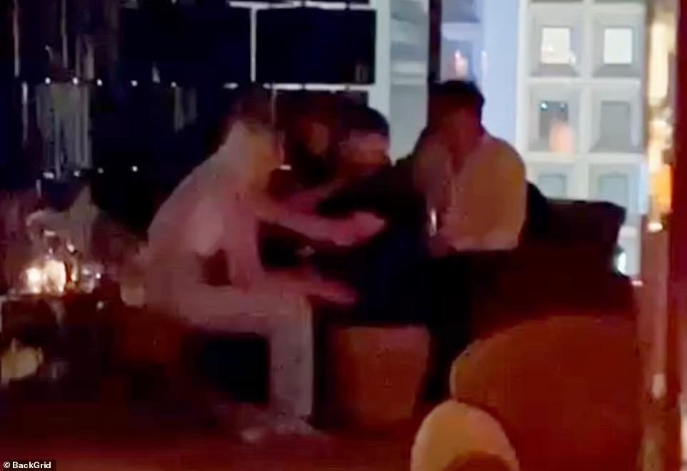 Leo còn chạm tay vào người Gigi rất thân thiết. Ảnh: Daily Mail Leo còn chạm tay vào người Gigi rất thân thiết. Ảnh: Daily Mail