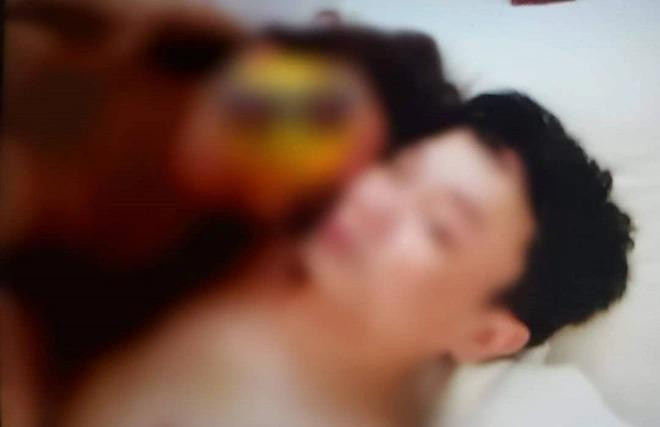 "Ảnh nóng" của ông Đ. và người yêu cũ. Ảnh: Zing