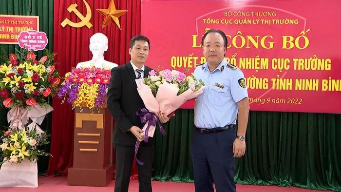 Ông Trần Hữu Linh Tổng cục trưởng Tổng cục Quản lý thị trường trao Quyết định và hoa cho Tân Cục trưởng Cục QLTT Ninh Bình Phan Thế Anh. Ảnh: Công thương Ông Trần Hữu Linh Tổng cục trưởng Tổng cục Quản lý thị trường trao Quyết định và hoa cho Tân Cục trưởng Cục QLTT Ninh Bình Phan Thế Anh. Ảnh: Công thương