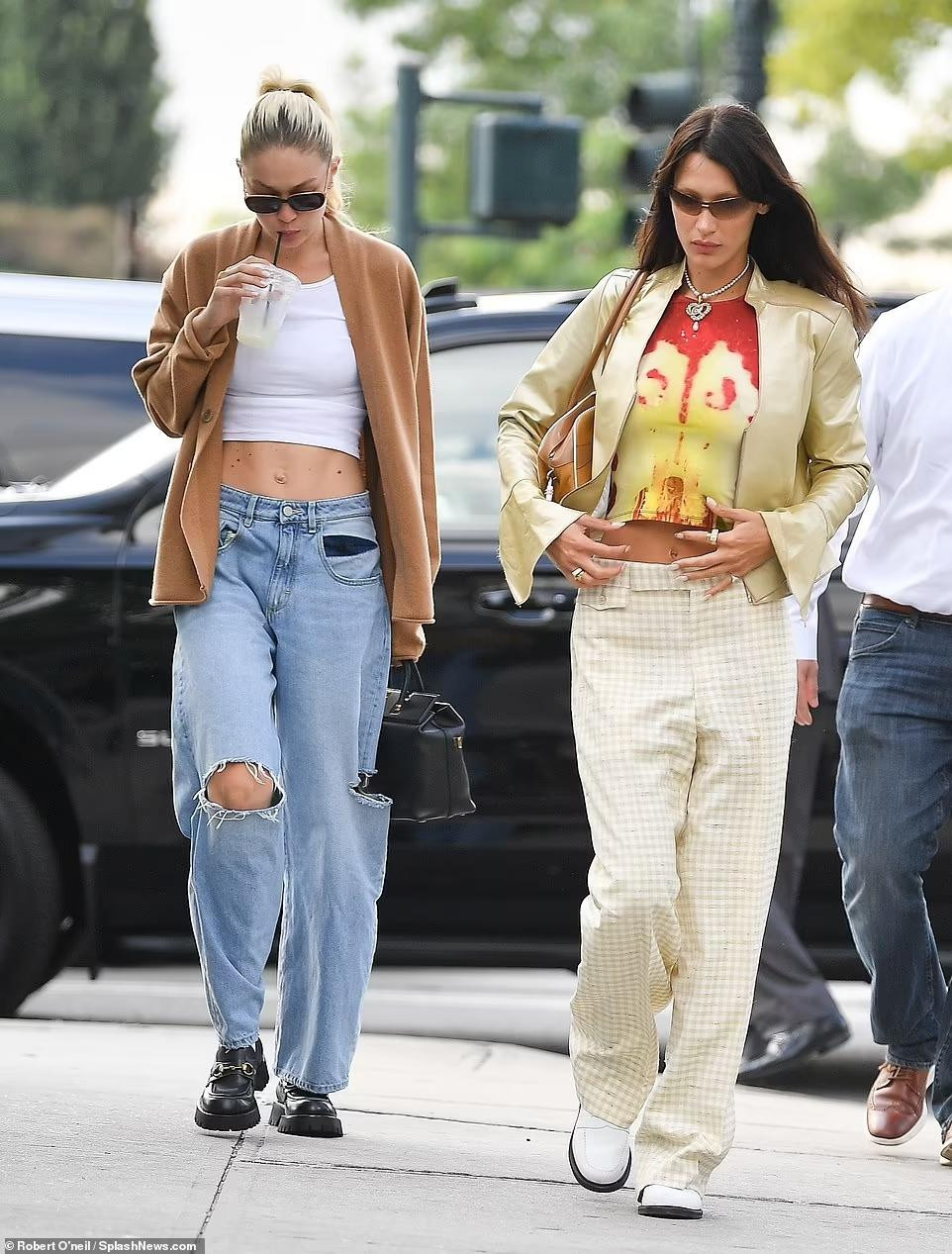 Gigi mặc bộ đồ tương tự trong ảnh chụp chung với Leo khi dạo phố cùng em gái Bella Hadid hôm 12/9. Ảnh: Daily Mail Gigi mặc bộ đồ tương tự trong ảnh chụp chung với Leo khi dạo phố cùng em gái Bella Hadid hôm 12/9. Ảnh: Daily Mail