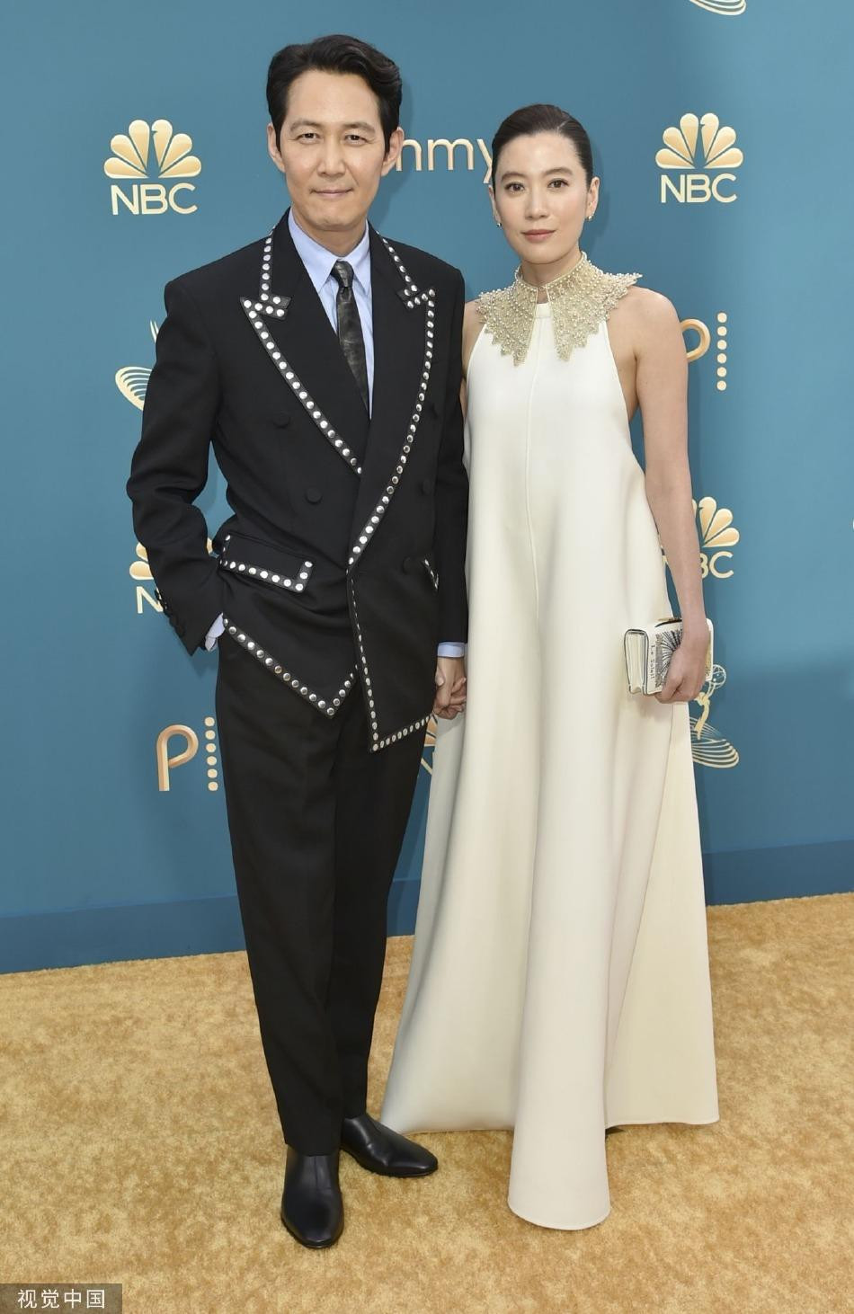 Lee Jung Jae và bạn gái lâu năm Lim Se Ryung tay trong tay dự Emmy 2022. Lee Jung Jae và bạn gái lâu năm Lim Se Ryung tay trong tay dự Emmy 2022.