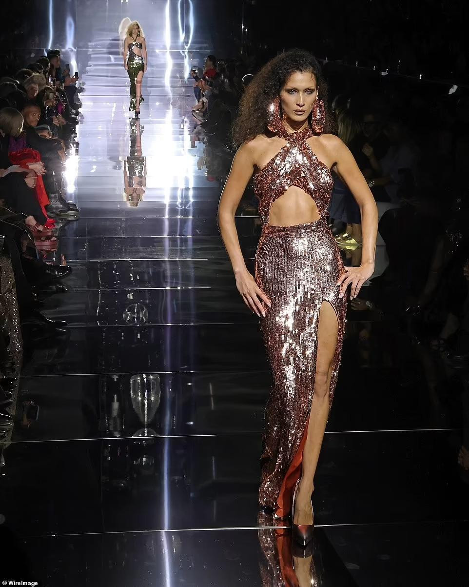 Điểm khác biệt là chiếc váy của Bella có màu đỏ kết hợp ánh bạc và phần khoét ở thân trên đối xứng hơn.