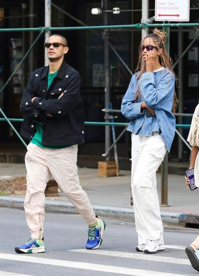 Malia Obama dạo phố cùng với bạn trai tin đồn Dawit Eklund. Ảnh: BACKGRID Malia Obama dạo phố cùng với bạn trai tin đồn Dawit Eklund. Ảnh: BACKGRID