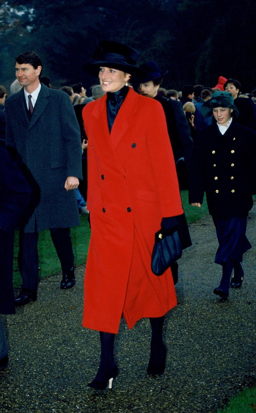 Chiếc áo khoác đỏ mặc ngoài bộ trang phục màu đen giúp Công nương Diana nổi bật nhất lễ Giáng sinh năm 1993.