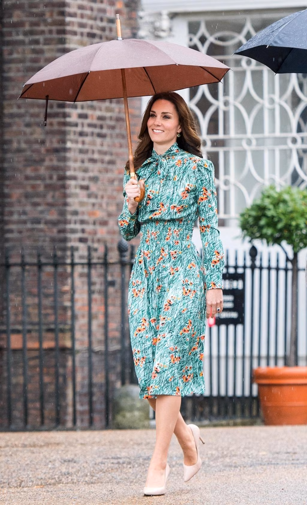 Kate Middleton khiến khung cảnh trời mưa trở nên lãng mạn hơn với một chiếc váy hoa màu xanh khác.