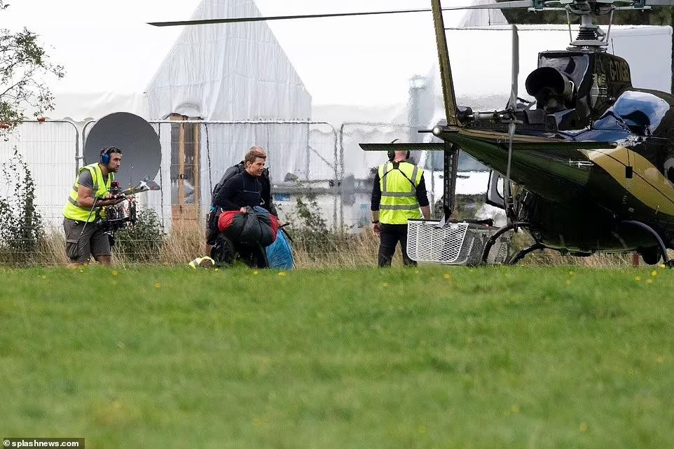 Sự nghiệp ngày càng &quot;thăng hoa&quot;, Tom lại không mấy thuận lợi đường tình duyên. Hồi tháng 6, The Sun đưa tin anh đã chia tay lần hai với bạn gái kiêm bạn diễn Hayley Atwell. Trước đó, hai ngôi sao chia tay lần một vào tháng 9/2021 ngay sau khi đóng máy Mission: Impossible 7 và nhanh chóng làm hòa. Ảnh: Splashnews.