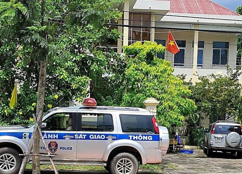 Cơ quan điều tra khám xét nơi làm việc của 5 công chức trên. Ảnh: CAND