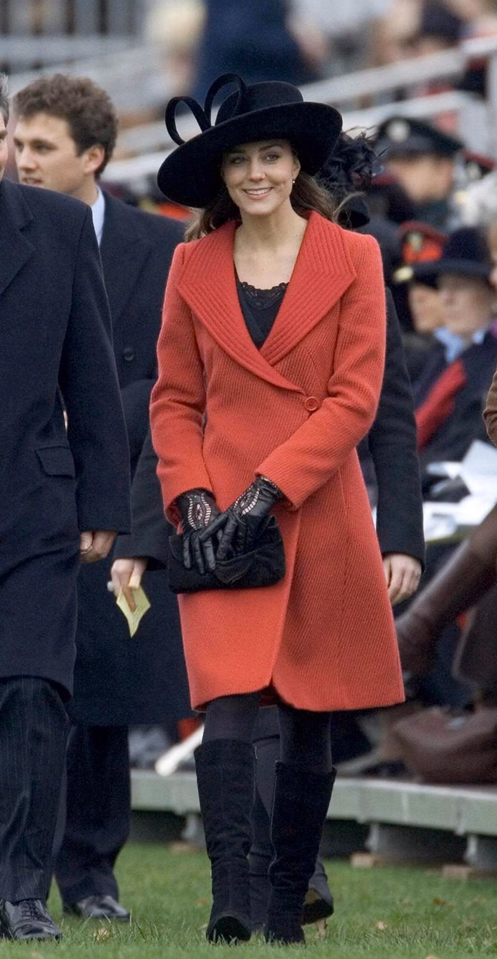 Năm 2006, Công nương Kate cũng phối mũ rộng vành với áo khoác đỏ.