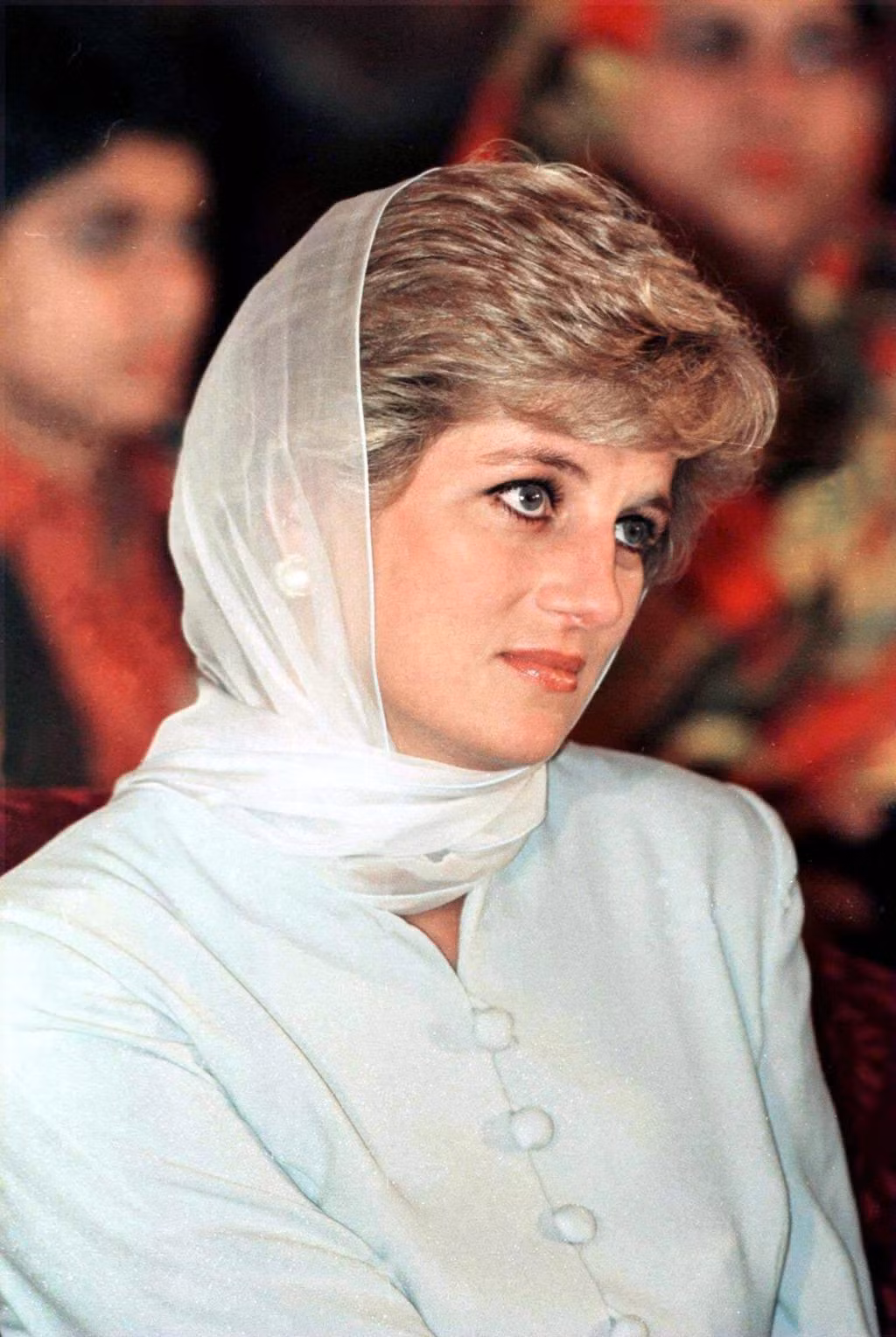 Khi đến thăm một bệnh viện ở Pakistan, Diana kết hợp chiếc khăn đội đầu màu sữa với áo khoác màu xanh nhạt.