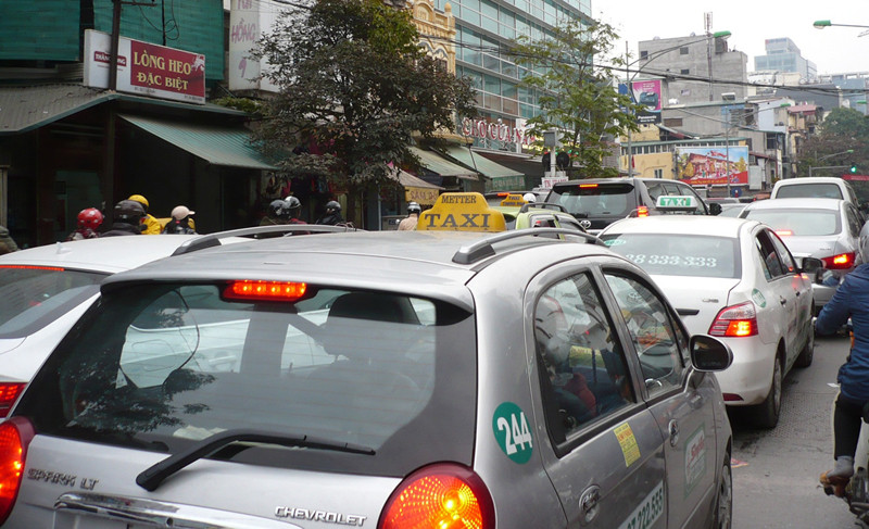 Nếu thu thêm 3 loại phí giao thông, ô tô sẽ có 11 loại phí. Ảnh: Trọng Đảng. Nếu thu thêm 3 loại phí giao thông, ô tô sẽ có 11 loại phí. Ảnh: Trọng Đảng