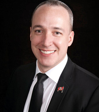 Trevor Burgess CEO ngân hàng đầu tiên công khai đồng tính ảnh 1