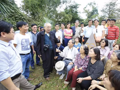 Nhà báo lão thành Mai Nam kể với các thế hệ PV Tiền Phong về những ngày đầu làm báo tại Bản Dõn, xã Minh Thanh, huyện Sơn Dương, tỉnh Tuyên Quang. ẢNH: NHƯ Ý 