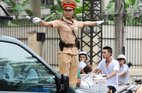 Hành động dứt khoát và mạnh mẽ không kém cạnh nam CSGT
