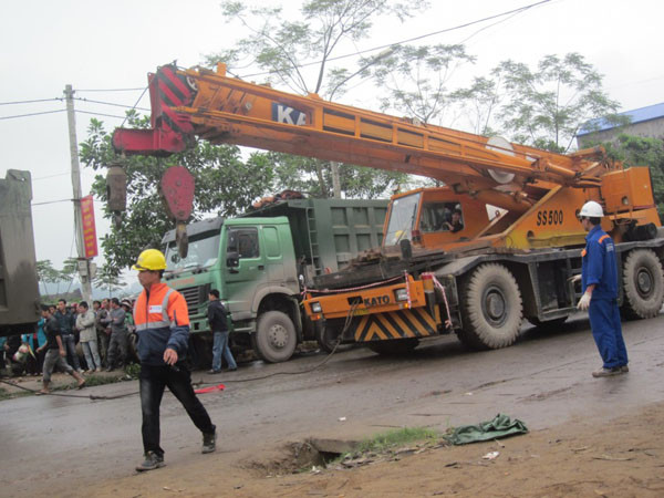 Phải điều xe cứu hộ hạng nặng mới đưa được hai chiếc xe bị tai nạn ra khỏi hiện trường