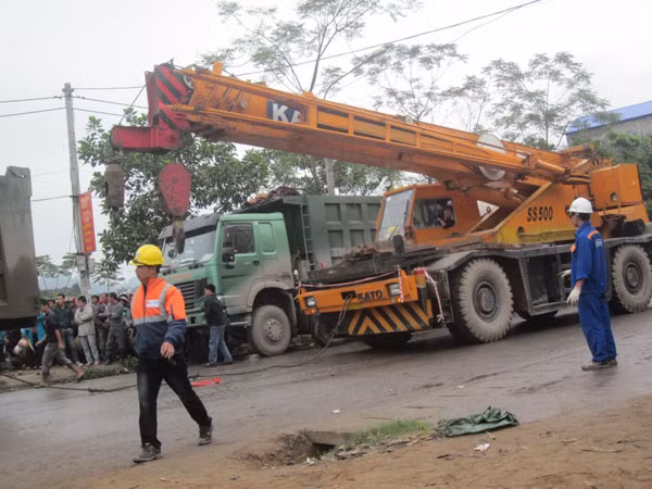 Phải điều xe cứu hộ hạng nặng mới đưa được hai chiếc xe bị tai nạn ra khỏi hiện trường