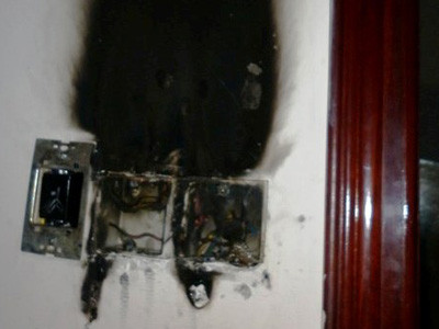 "Quần áo, công tắc, vỏ nhựa không thể cháy được nếu năng lượng được truyền từ người qua không khí tới chúng".