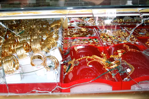 Tủ trưng vàng bị bọn cướp đập vỡ lấy đi. Ảnh: Vnexpress