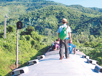 Thịnh - một tiều phu trẻ rảo bước về phía khe nối toa tàu để nhảy xuống đất vào rừng đốn củi. Thịnh - một tiều phu trẻ rảo bước về phía khe nối toa tàu để nhảy xuống đất vào rừng đốn củi